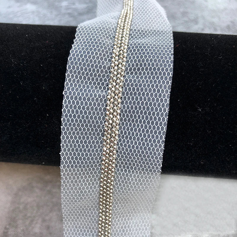 ruban dentelle polyester gris noir maille hexagonale bordure dorée adhésif couture moderne decoration textile