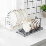 rack vaisselle moderne gris blanc motif géométrique assiettes bols