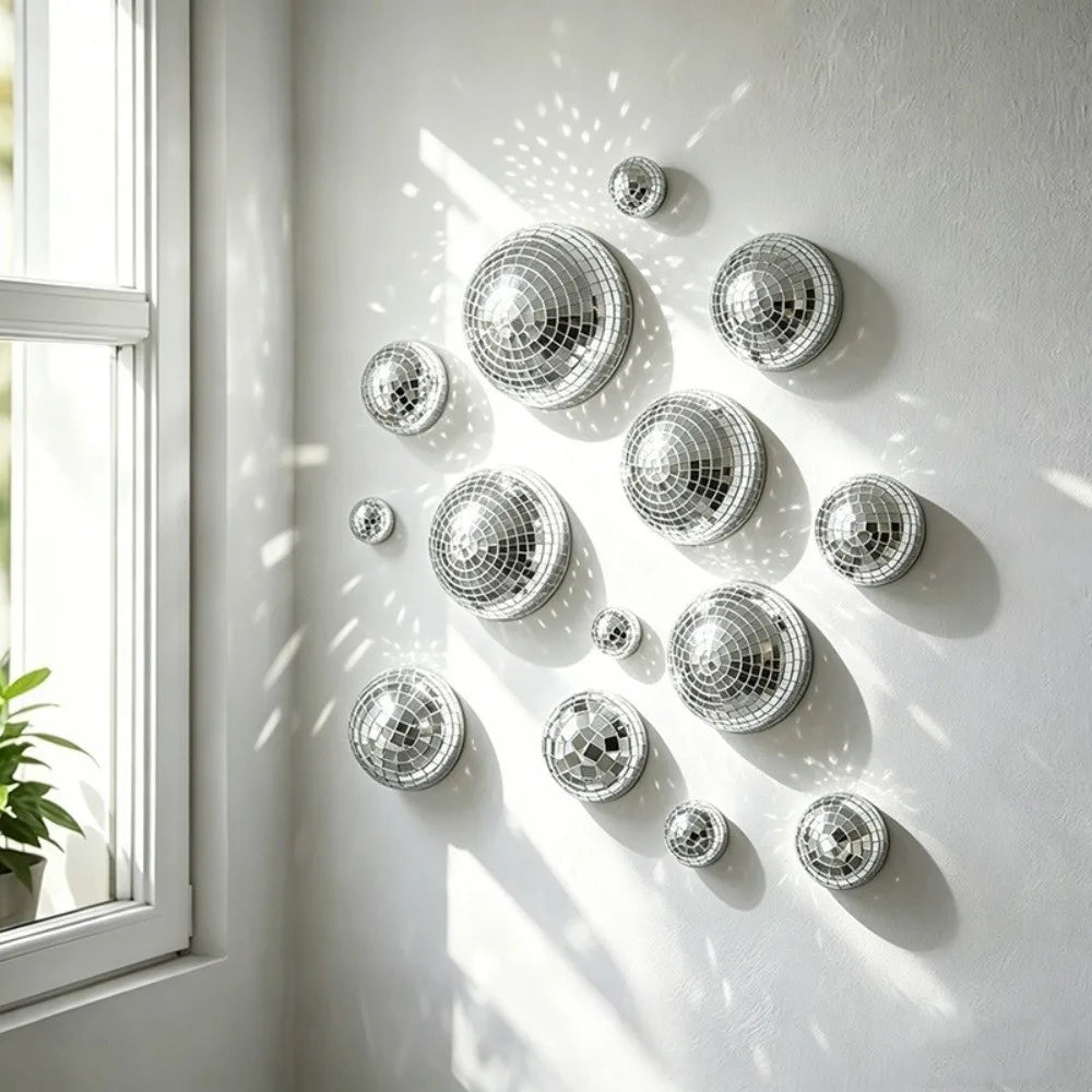 décoration murale moderne boules disco argentées miroirs mosaïque tailles différentes autocollantes scintillement