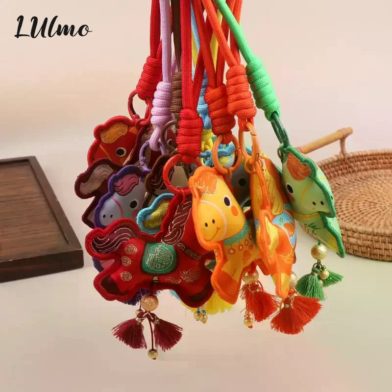 porte clés cheval violet bleu orange rouge vert imprimé décoratif traditionnel pompons clochettes anneaux