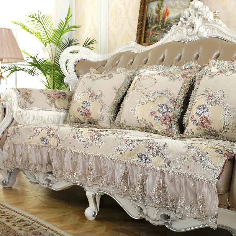 Un canapé baroque élégant orné de coussins floraux et de détails ouvragés, dans un style richement décoré.