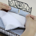 lit miniature fer forgé matelas couverture oreillers motifs pois floral décoration chambre poupée