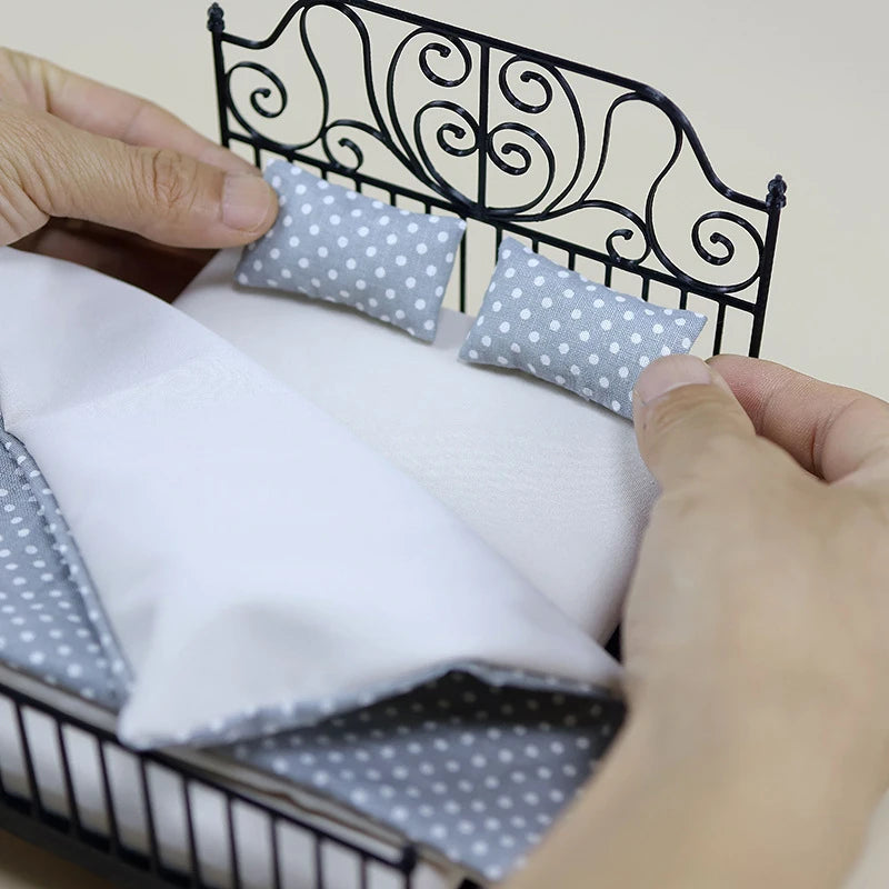 lit miniature fer forgé matelas couverture oreillers motifs pois floral décoration chambre poupée