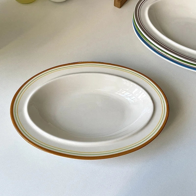 assiettes ovales céramique bordure bleue rouge classique blanc décor table cuisine