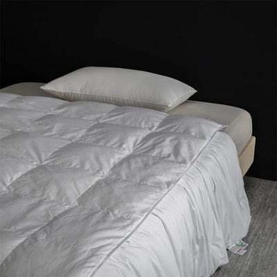 Couette en soie une personne 150x200 cm sur lit blanc