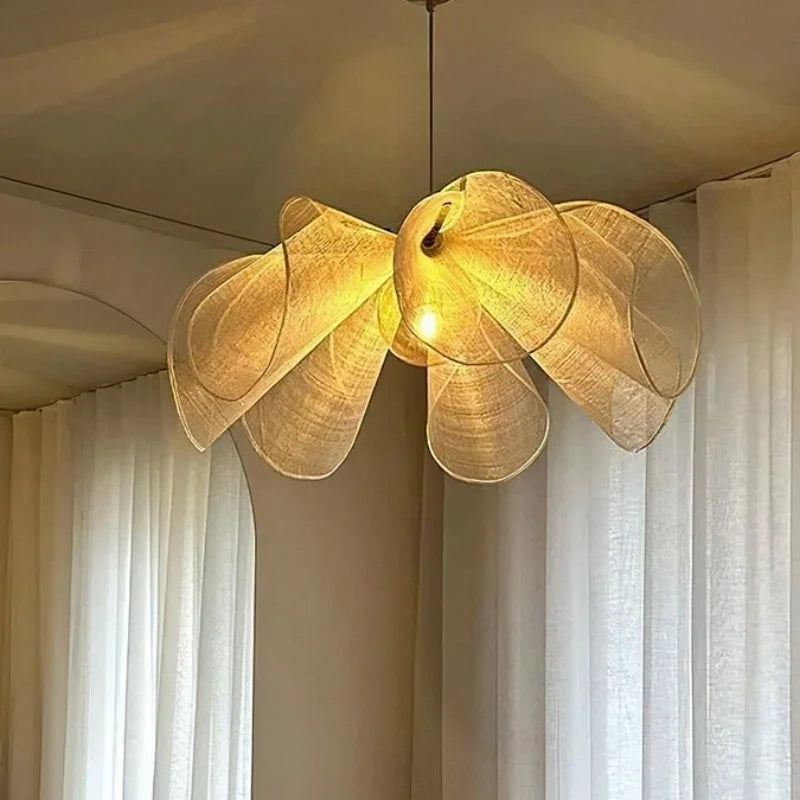 lampe suspendue textile beige feuilles ouvertes moderne chaîne métallique lumière neutre translucent autonome