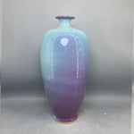 Vase en céramique de couleur bleu clair dégradé vers le violet, avec des motifs texturés.