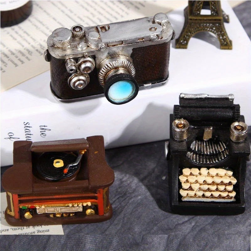 miniatures répliques vintage objets anciens métalliques détaillées noir marron rouge argenté
