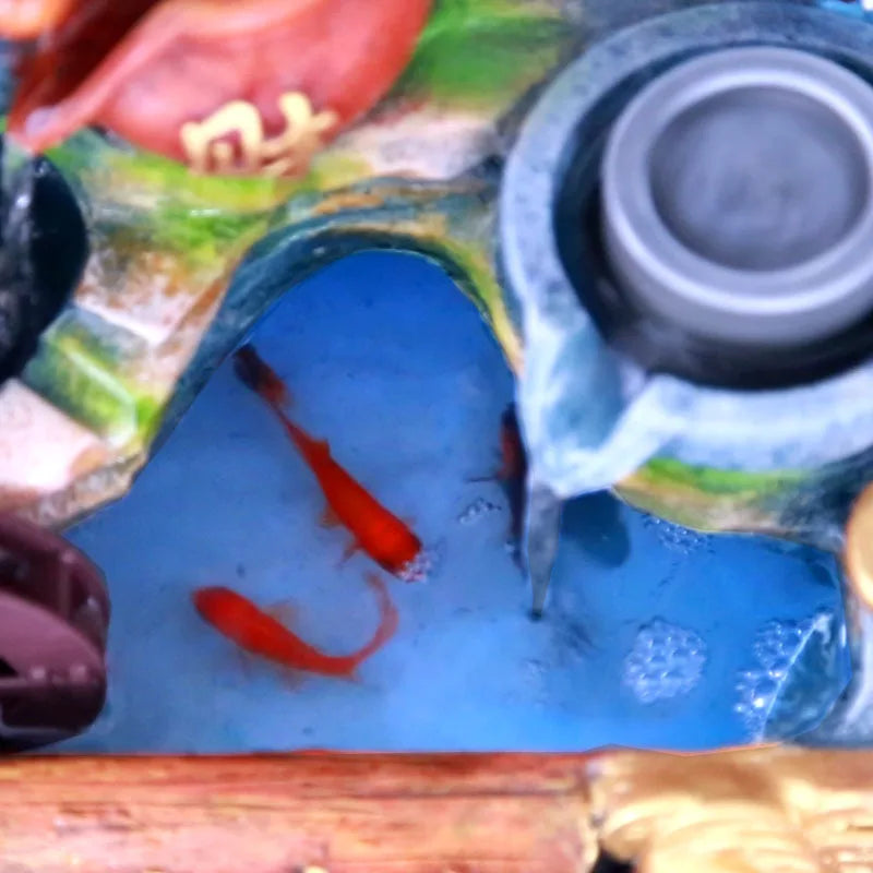 Gros plan sur un poisson bleu vif nageant dans un bol aquatique entouré de végétation et d'autres éléments.