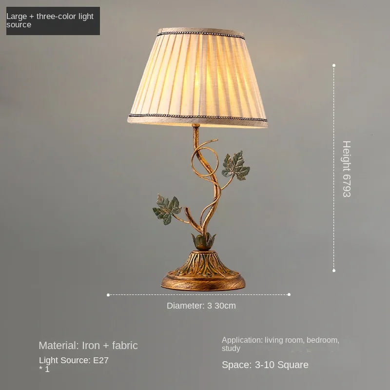 lampe table classique abat jour rayé beige ornement métal doré feuilles vertes interrupteur câble