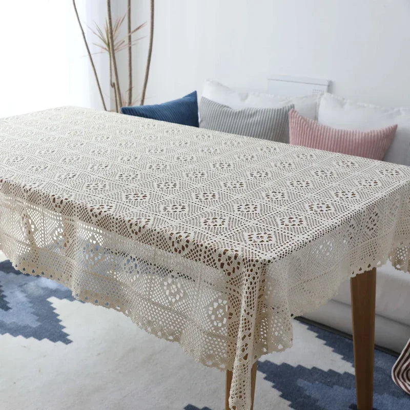 Nappe crochetée sur table à manger