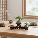 présentoir bois sculpté chinois plateformes circulaires vases céramique fleur séchée bouddha pierre