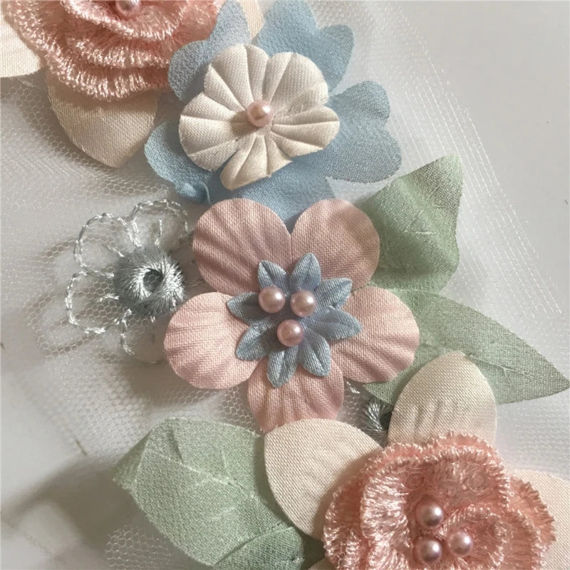appliques textiles fleurs reliefs strass dorés couleurs roses bleues argentées