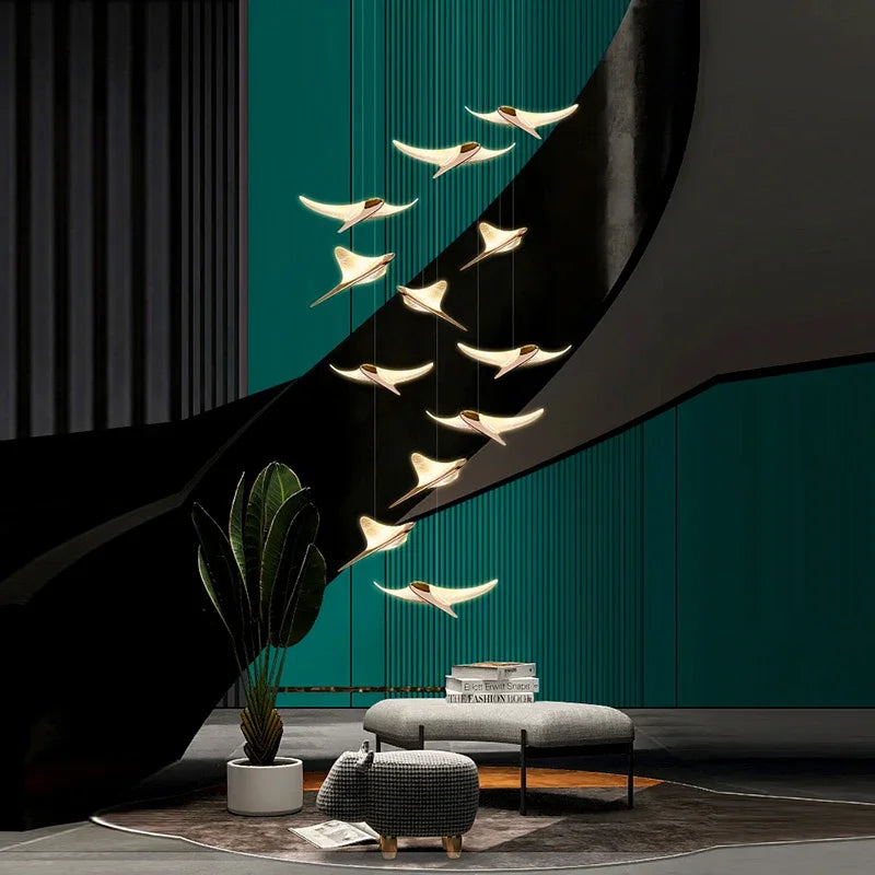 suspension lumineuse or oiseaux stylisés contemporaine minimaliste salon chaînes fixations métal lumière blanche chambre