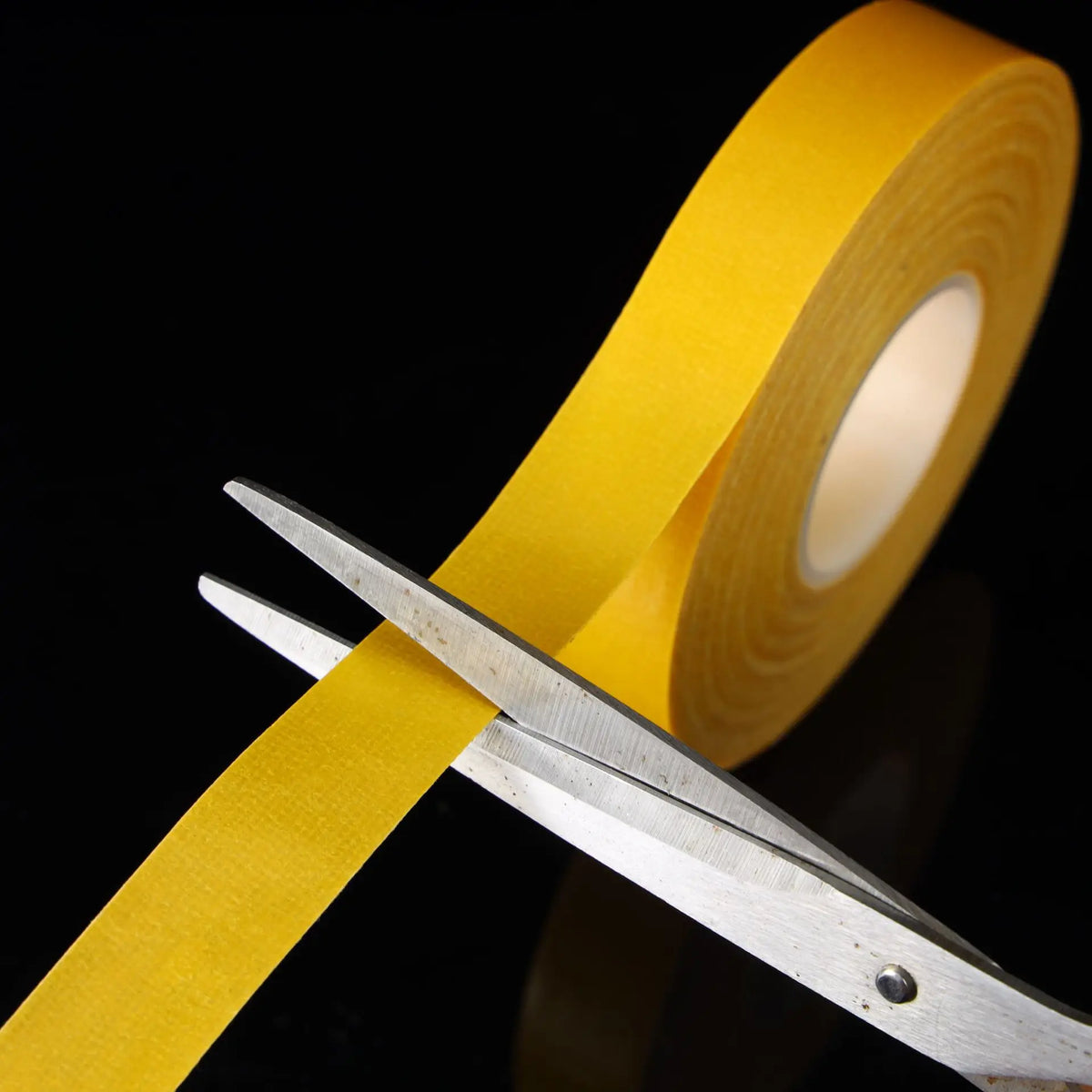 ruban adhésif double face texture tissée jaune blanc 30mm 5mètres utilitaire ciseaux chiffon