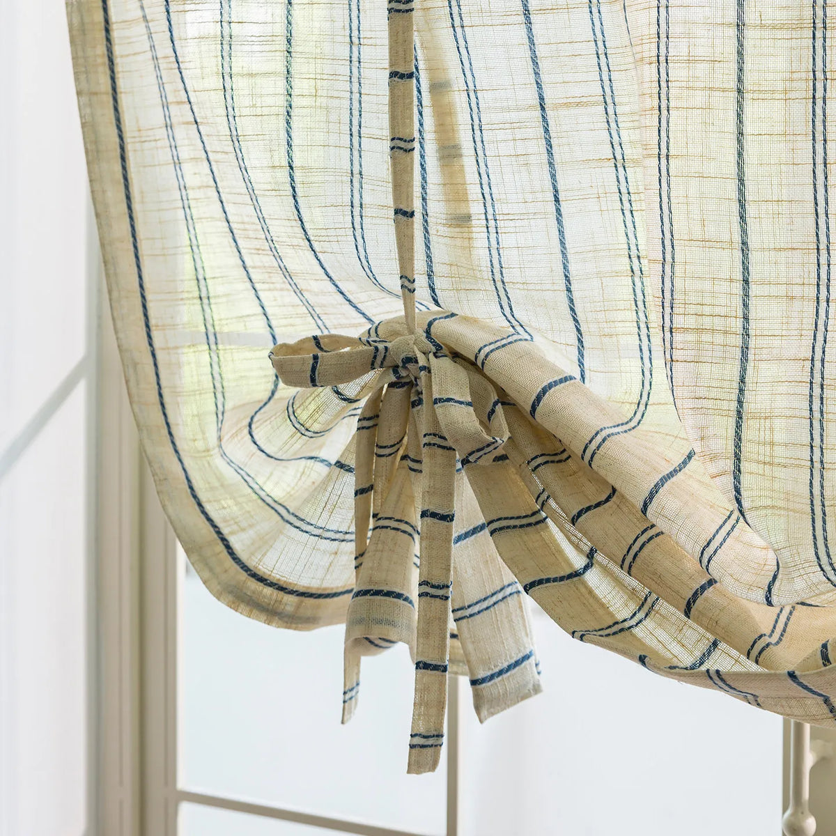 rideau semi transparent lin beige bleu marine rayures horizontales moderne rustique fenêtre salon thé