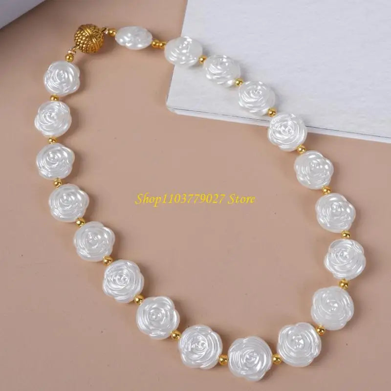 collier classique blanc fleurs aimants dorés accessoire bijou femme élégant fleuri sans trous