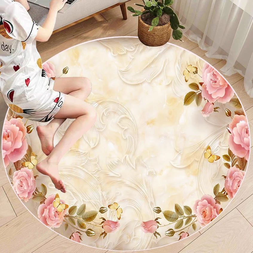 Tapis rond en bois clair avec des fleurs roses et des papillons dorés, créant une atmosphère délicate et féminine dans la pièce.