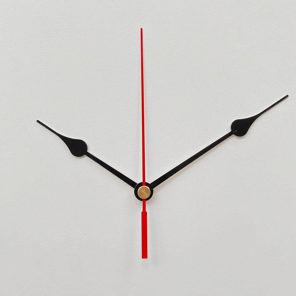 aiguilles horloge murales métal dorées noires blanches rouges modernes élégantes mouvement quartz fixations remplacent