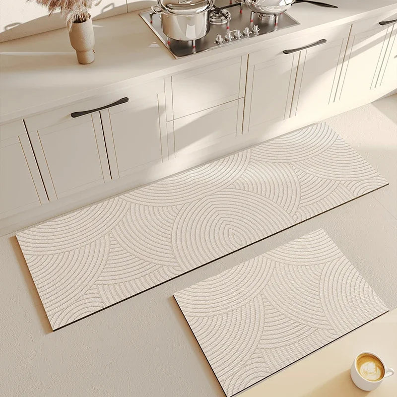 Un tapis de cuisine moderne et élégant avec un motif de lignes incurvées sur un fond crème clair, complétant harmonieusement le décor de cette cuisine.