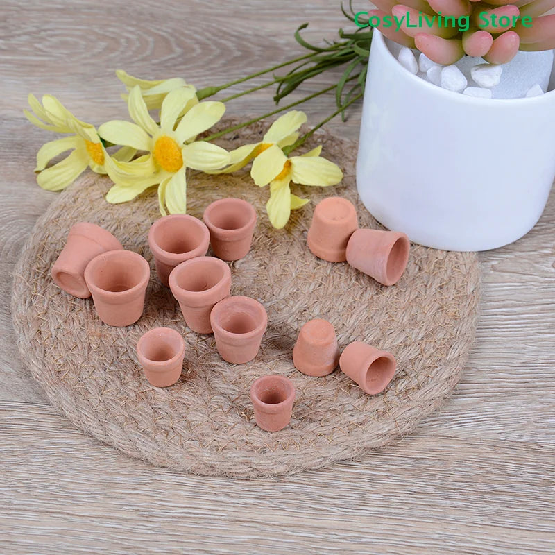 pots décoration miniature rustique terre cuite fleurs jaunes centre orange tapis fibres naturelles surface