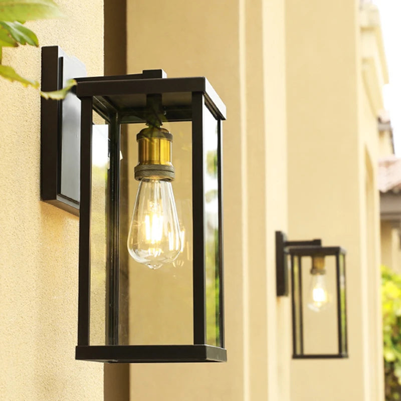Lampe murale extérieure illuminant un jardin la nuit