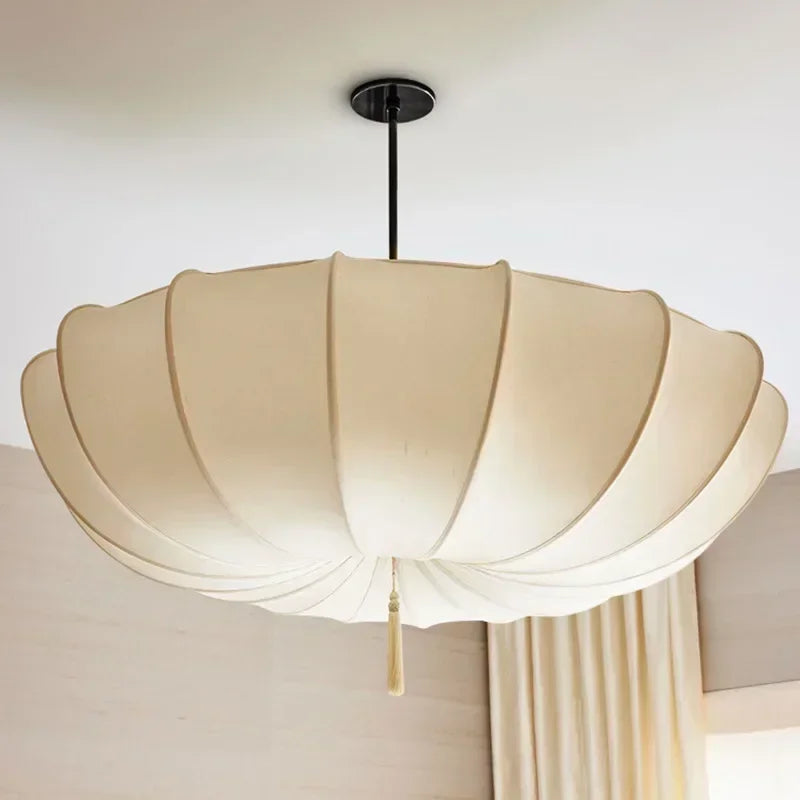 Suspension lumineuse moderne plissée beige clair lumière froide neutre chaude salon chambrehôtel