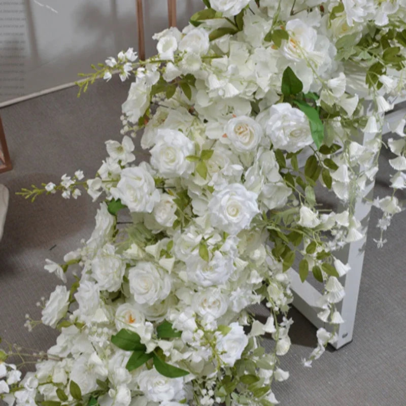 guirlande florale artificielle fleurs clochettes roses feuilles vertes décoration élégante intérieure classique événement anniversaire