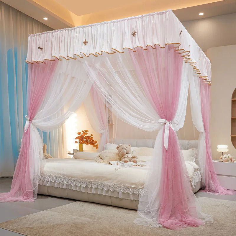 Chambre de princesse avec un lit à baldaquin rose et blanc, orné de rideaux élégants et d'accessoires décoratifs, créant une ambiance romantique et féminine.