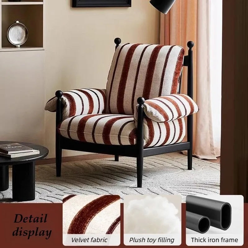 fauteuil rembourré moderne scandinave assise rayée couleur marron rouille coussins pieds apparents