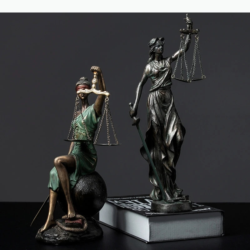 statue justice bronze vert balance épée globe terrestre texture métallique classique décoration intérieure finement