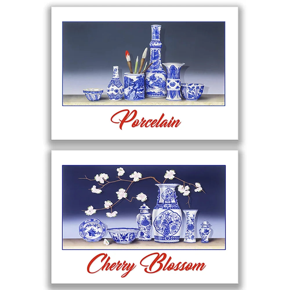 Une collection élégante de porcelaine bleue et blanche, avec des fleurs de cerisier en arrière-plan.