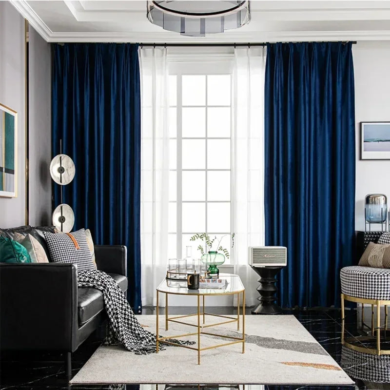 Comparaison rideau bleu avec décoration intérieure
