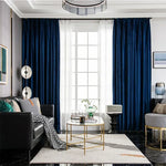 Comparaison rideau bleu avec décoration intérieure