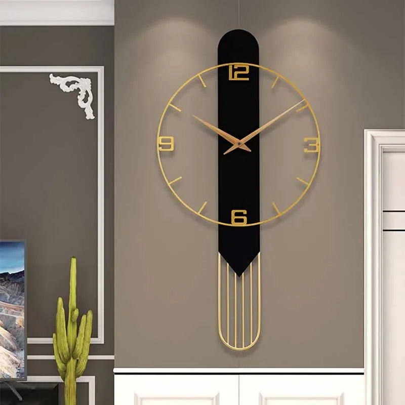 Détail de l'horloge murale métallique noire et dorée sur un mur blanc