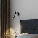 Applique murale LED rotative en laiton dans une chambre à coucher
