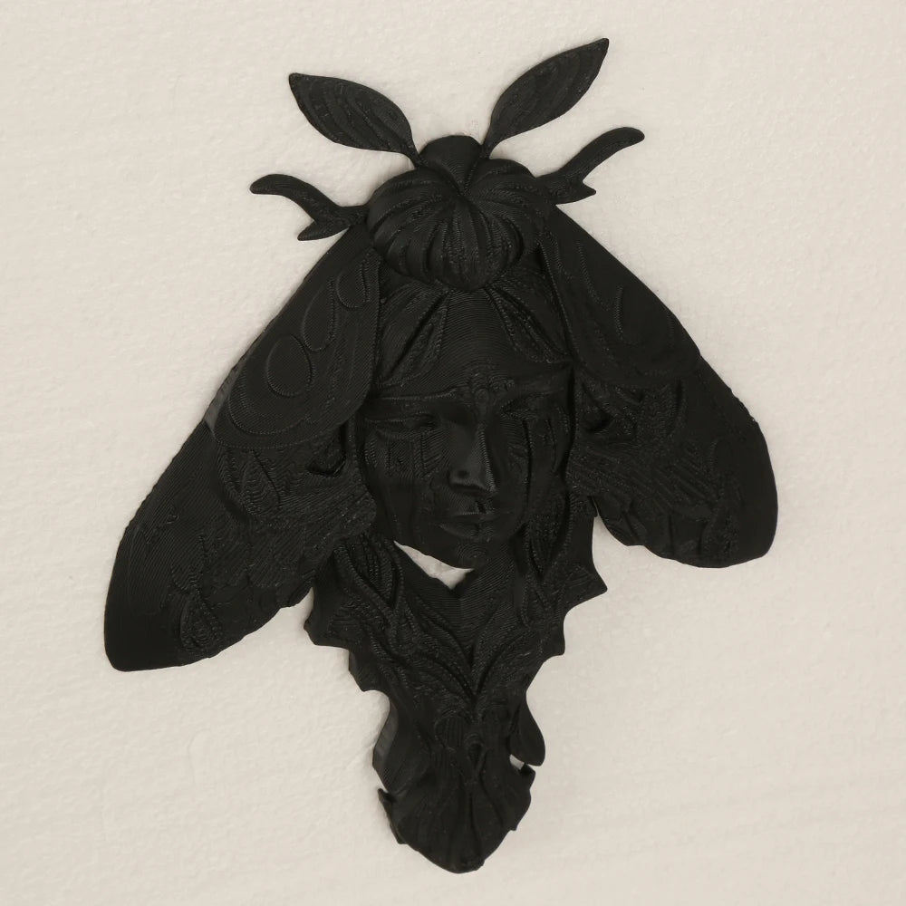 sculpture murale gothique relief noir visage papillon artisanal décoration intérieure unique chambre obscurité