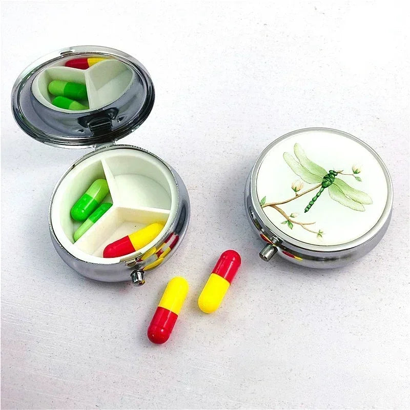 boîte pilules argentée fleurs bleues compartiments classiques vintage button closure organiser médicaments compartments pilules