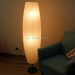 lampe sol moderne blanc rayures fines filament lumineux base noire opaque pliable