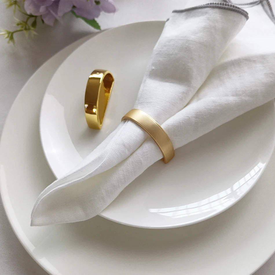 broches classiques dorées strass bracelet classique soie blanche anniversaire mariage décoration table