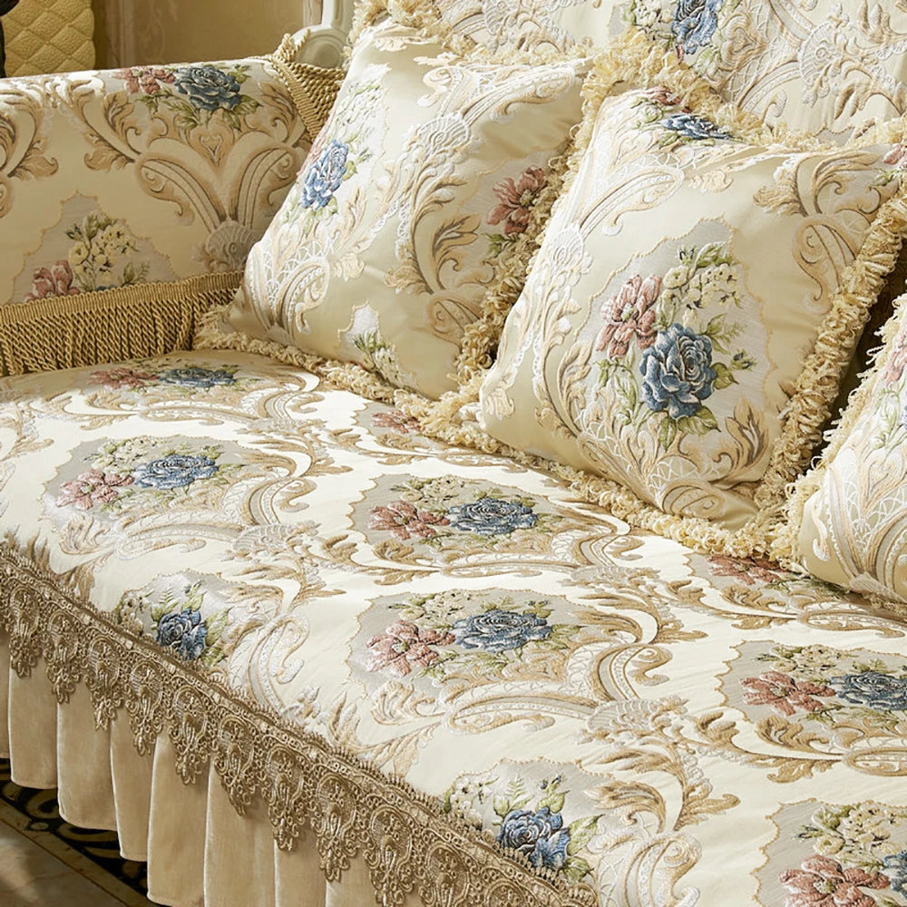 Un canapé orné de motifs floraux délicats et de bordures dorées, créant une atmosphère élégante et luxueuse.