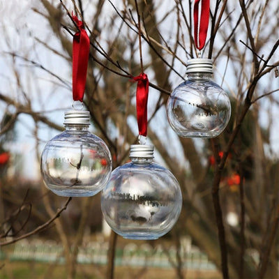 Boules de Noël transparentes avec capuchon sur un sapin décoré