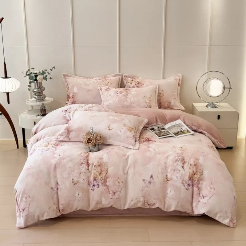 Le textile de literie décoré de papillons et de fleurs roses crée une atmosphère romantique et apaisante dans cette chambre élégante.