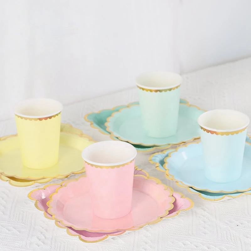 assiettes papier festives gobelets bords dorés dentelés couleurs pastel fourchettes cuillères serviettes