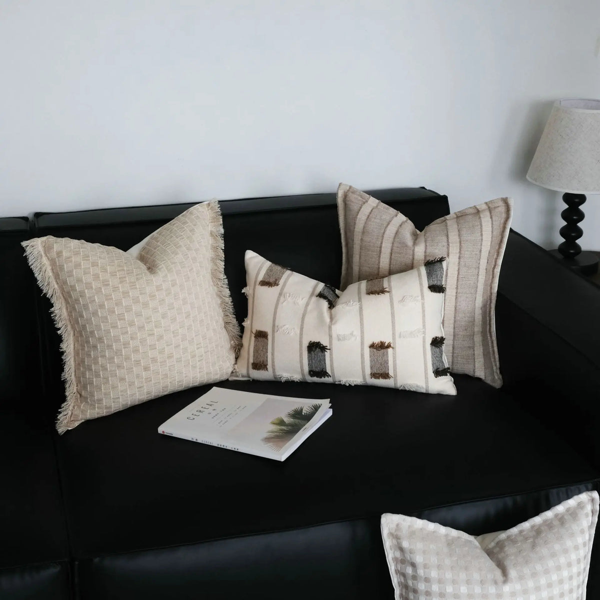 coussin décoratif géométrique moderne 45x45cm beige rayures lit salon decoration interieur adhesive