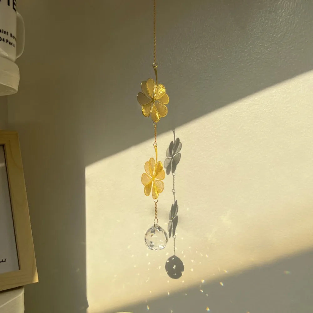 mobile décoratif doré transparent fleurs feuilles cristal chaîne dorée artisanal élégant fenêtre