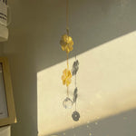 mobile décoratif doré transparent fleurs feuilles cristal chaîne dorée artisanal élégant fenêtre