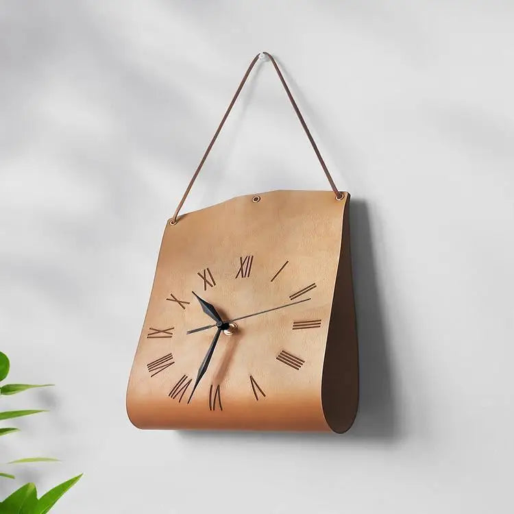 horloge murale marron clair rouge foncé gris imitation cuir chiffres romains vintage rustique minimaliste