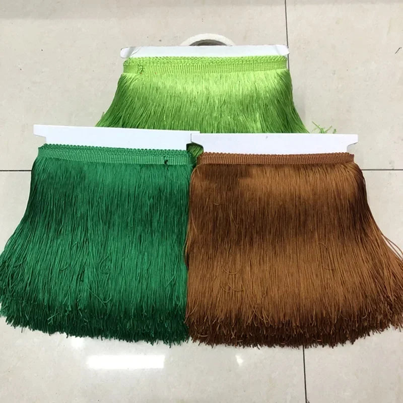 Garniture frange dentelle multicolore sur rideau blanc