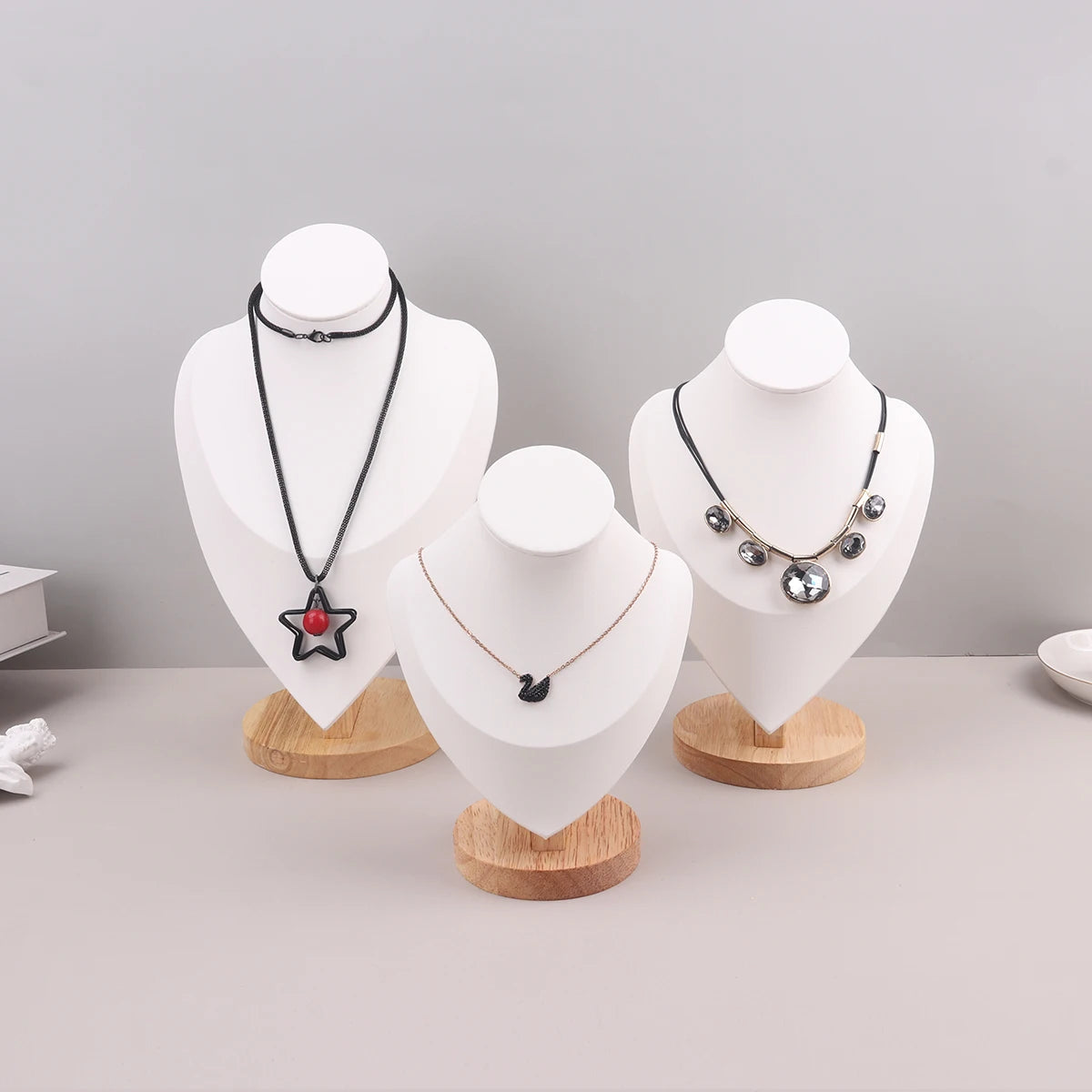 colliers modernes soie noir blanc vert cadre cuir bois affichage bijoux pendentifs cou